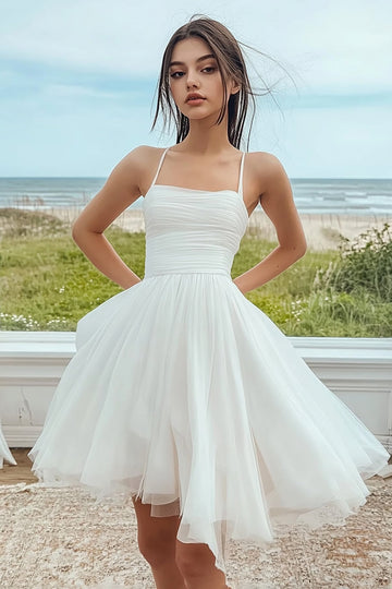 Petite robe blanche trapèze en tulle froncé à bretelles spaghetti